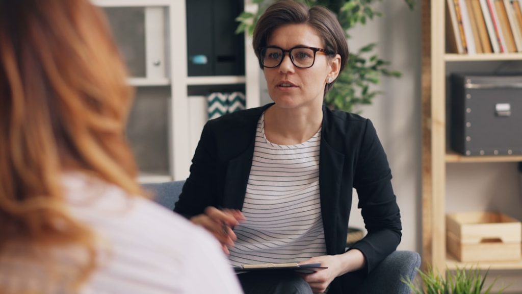 Sesión de orientación psicológica entre profesional y consultante